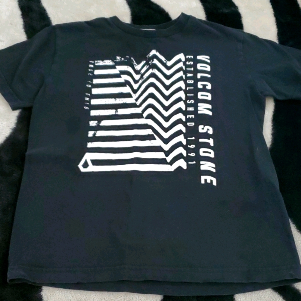 Boys Volcom black white tee size lg Large